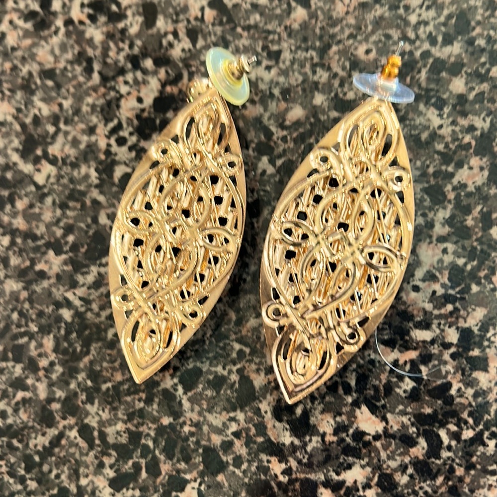 Black and gold earrings - Picture 2 of 3